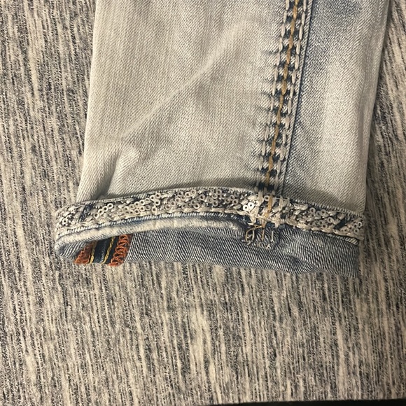 Like new. Barely worn. No stains. No holes.  PRICE NEGOTIABLE - Picture 2 of 4